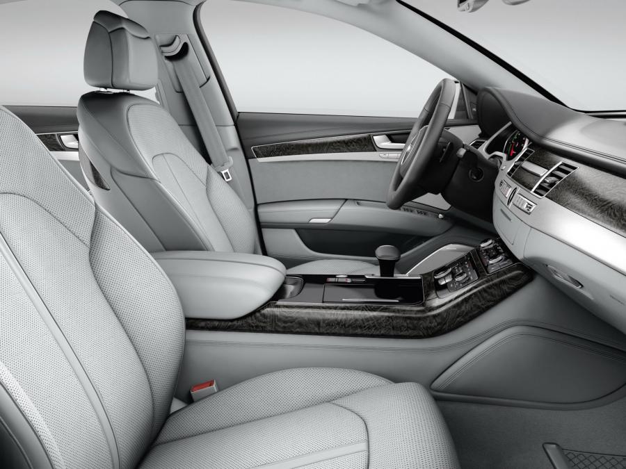 Интерьер Audi A8 Hybrid (D4) 2013 года  (WW) (фото 2 из 11)